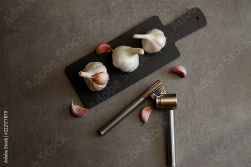 Mesa de la cocina con unos cuantos ajos