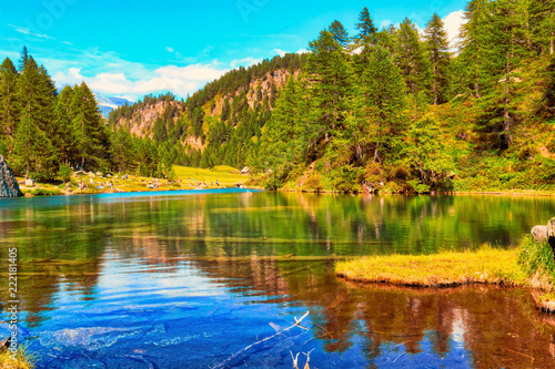 Fototapeta Naklejka Na Ścianę i Meble -  Panoramica di un lago in autunno sulle Alpi