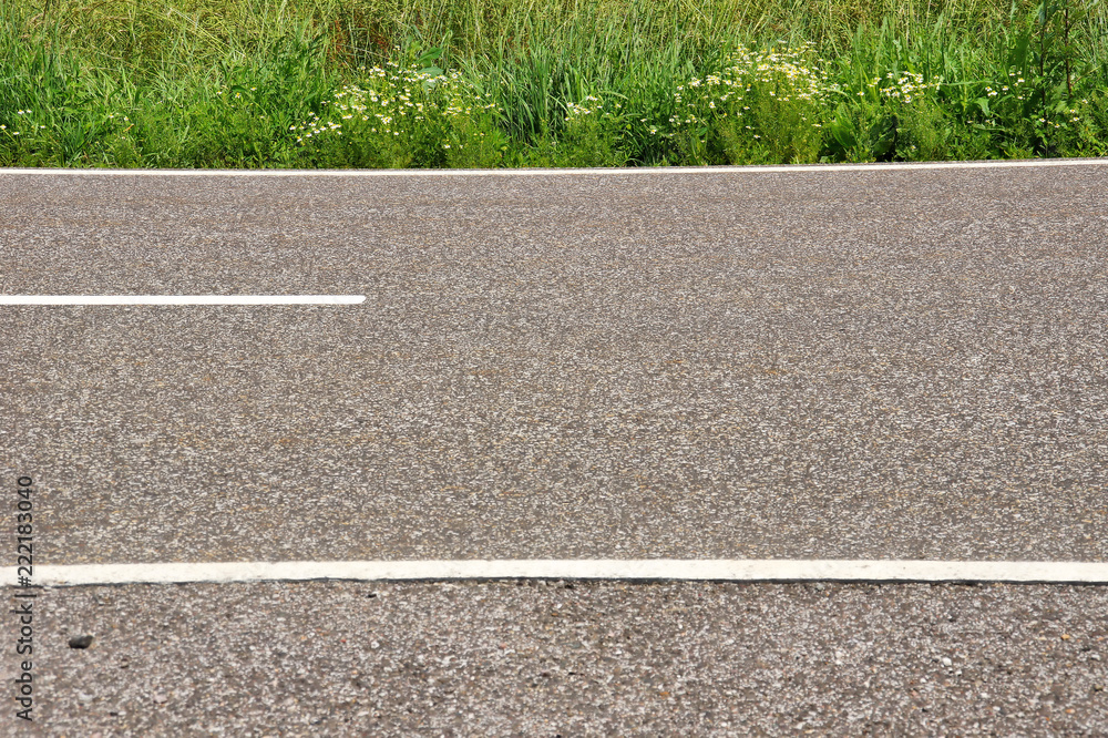 Obraz premium graue Strasse aus Asphalt mit weissen Streifen 