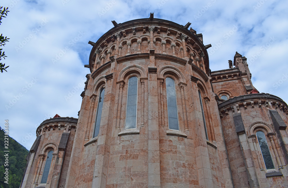                                                                                                 Basílica de Santa María la Real de Covadonga en Asturias España



