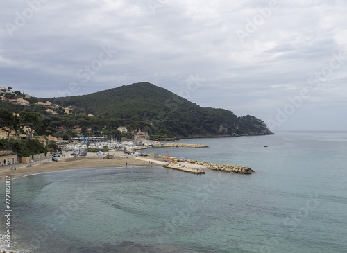 Saint-Cyr-sur-Mer dans le département du Var. La baie des Lecques. Port de la Madrague et vue sur la pointe Grenier photo