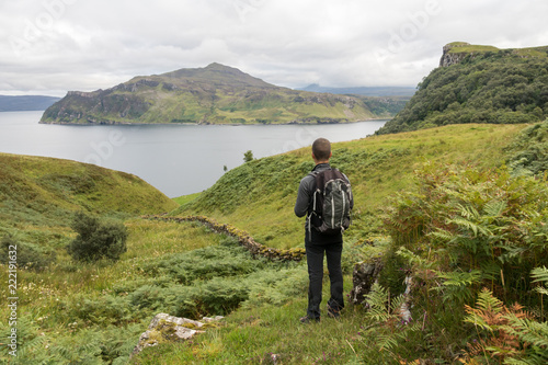 randonneur face à la baie de portree photo