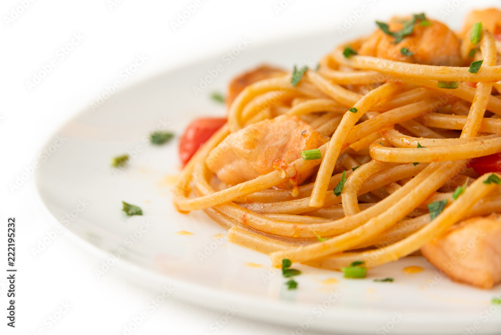 Spaghetti con salsa di salmone e pomodoro