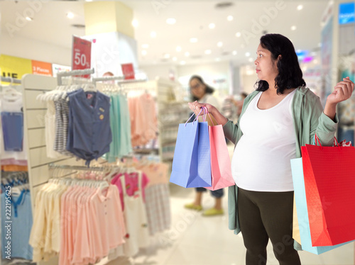 pregnant woman holding shoping bags