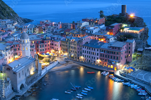 Panorama notturno di Vernazza  Liguria Italia