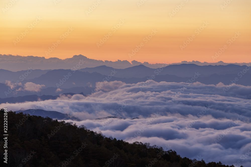 朝焼けする雲海と山々