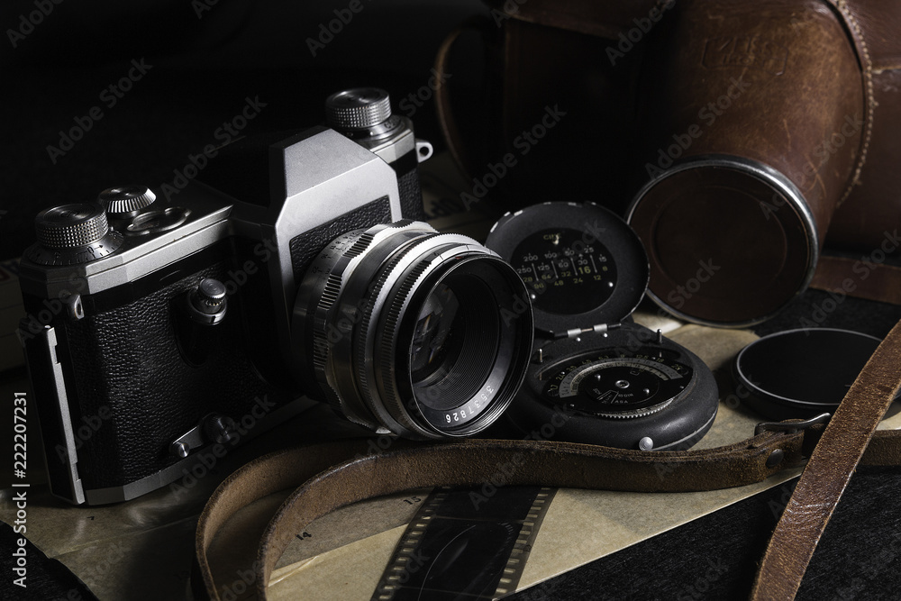 Foto de cámara fotográfica analógica con fotómetro, funda de cuero y  negativos do Stock | Adobe Stock