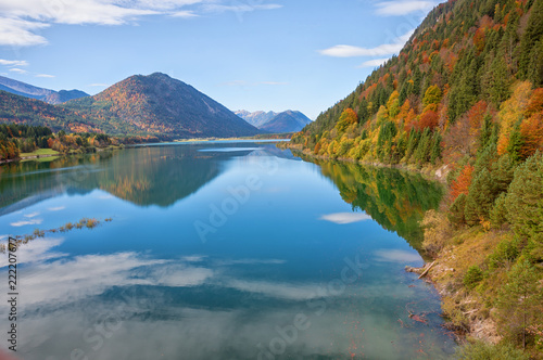 Stiller Morgen am Sylvensteinsee, malerische Herbstlandschaft in Oberbayern