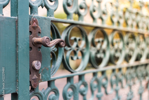 Fotografie A vintage door lock in a gate