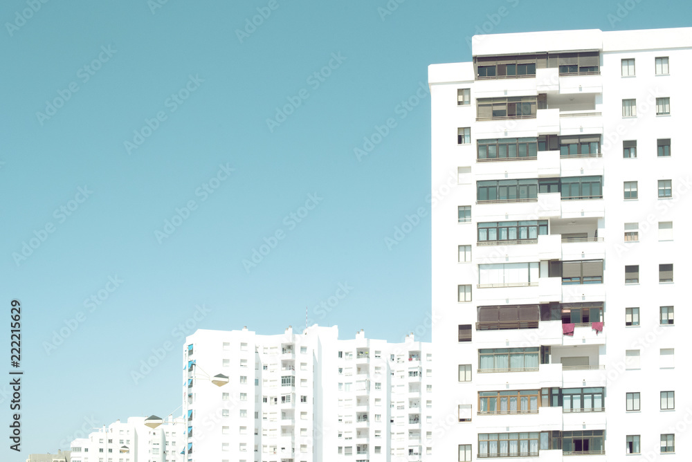 Edificios altos blancos sobre un cielo azul despejado Edificios altos blancos sobre un cielo azul despejado