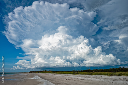 Valokuva Towering cumulus cloud over dark skies