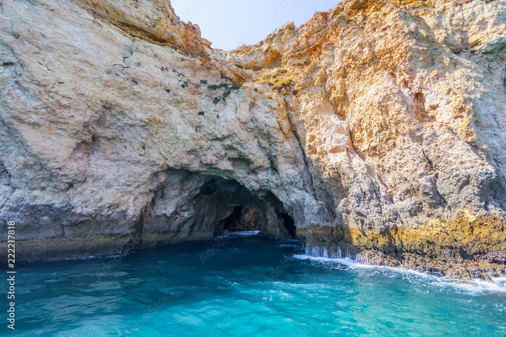 Felsige Küste der Algarve mit Höhleneingang
