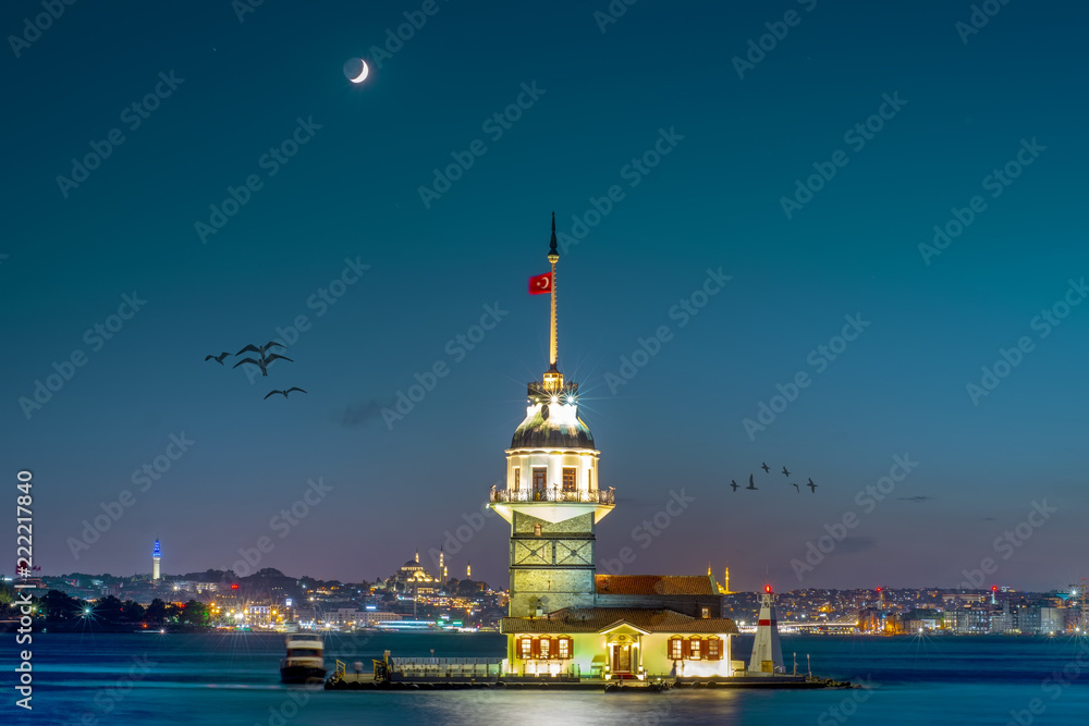 Fototapeta premium Maiden's Tower in istanbul, Turkey (KIZ KULESI - USKUDAR)
