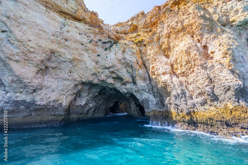Felsige Küste der Algarve mit Höhleneingang © Ralf Geithe