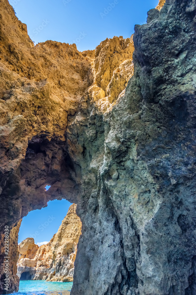 Felsen an der Algarve mit Höhle