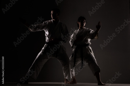 karate dziewczyna i chłopak pozowanie na ciemnym tle