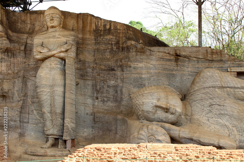 Obraz na plátně The standing and reclining Buddha Statue at  Gal Vihara, in Polonnaruwa
