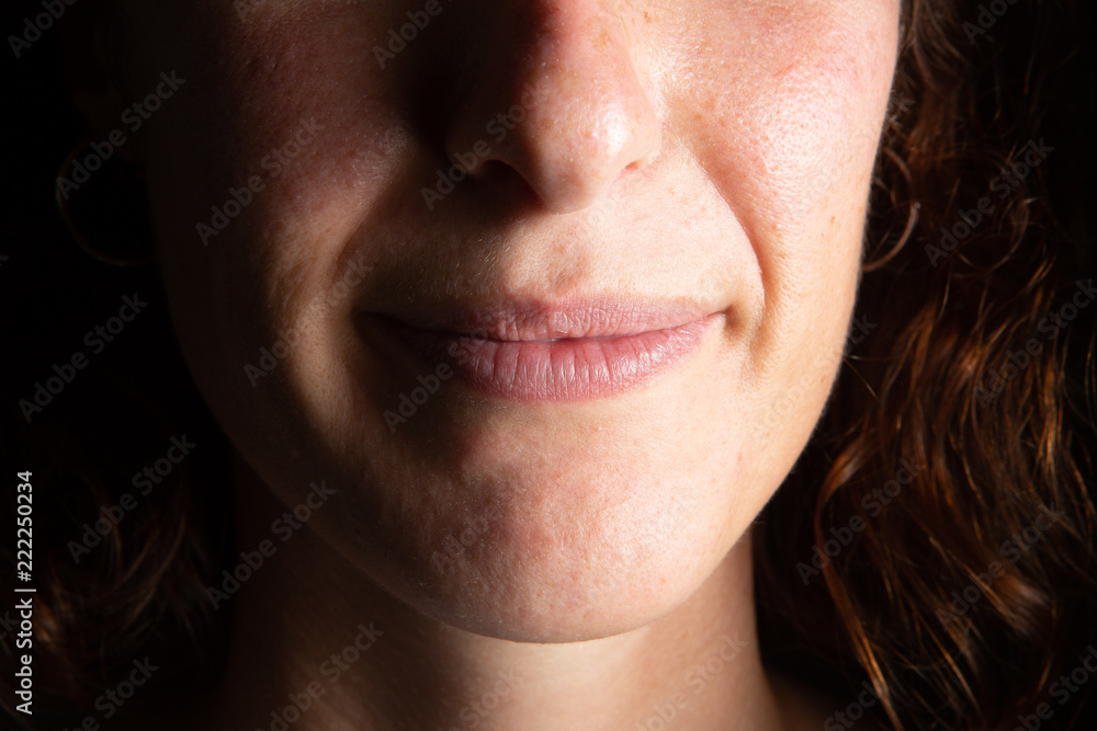 Obraz premium Woman smile in the dark