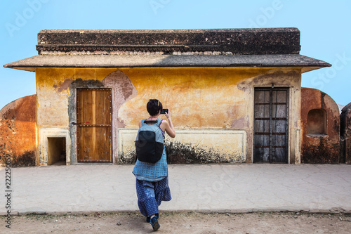 Cuadro en lienzo The girl is taking photos in Fort Amer