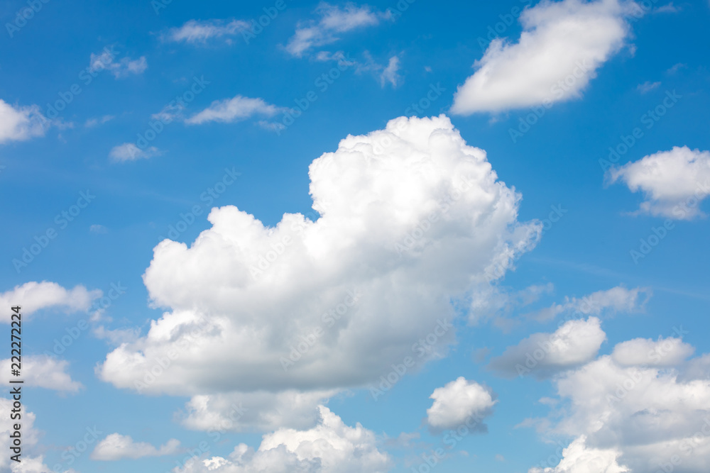 Obraz premium Blue sky and white clouds