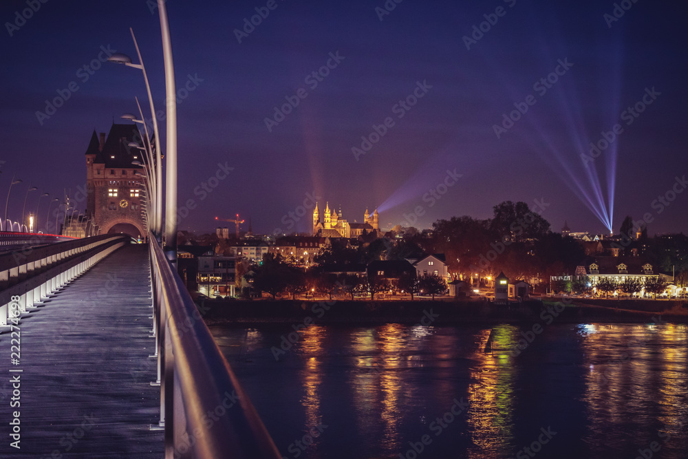 Fototapeta premium Lichtbrücke zwischen Dom und Lutherkirche in Worms
