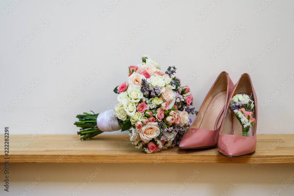 Ταπετσαρία Wedding accessories: shoes, boutonniere and bride's bouquet