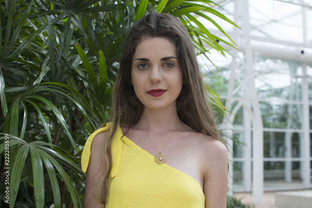 retrato de mujer joven y alegre en la naturaleza retrato de mujer joven y alegre en la naturaleza