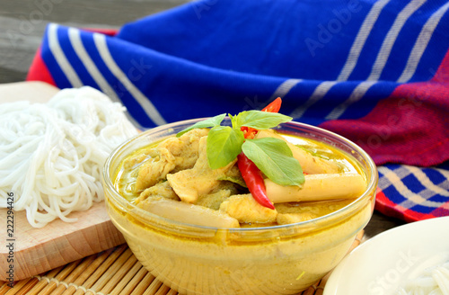 Фотография Thai Green Chicken Curry with lotus rootlets and rice noodles