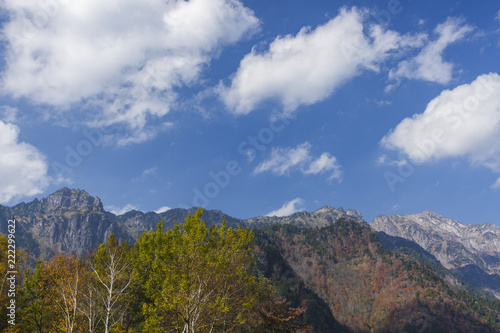 秋空の錫杖岳と笠ヶ岳 © Takayoshi Oshima