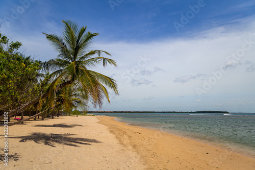 Plage de sable blanc Pasikuda Amaya et mer turquoise au Sri Lanka