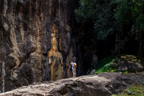 Homme voyageur au temple de Buduruvagala Statue en Pierre Sri Lanka