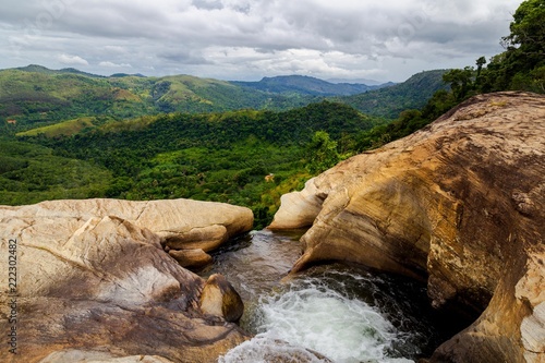 Diyaluma Cascade vue panorama Koslanda nuwara eliya Ella Sri Lanka