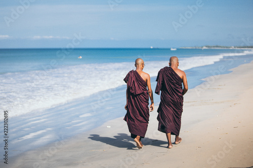 Fotografia Moines Bouddhiste Balade promenade sur la plage au Sri Lanka Trincomalay