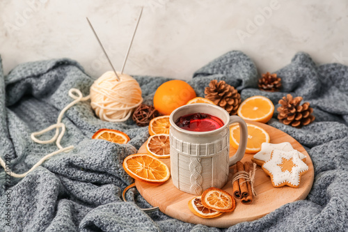 Fotografía Cup of delicious mulled wine on wooden board