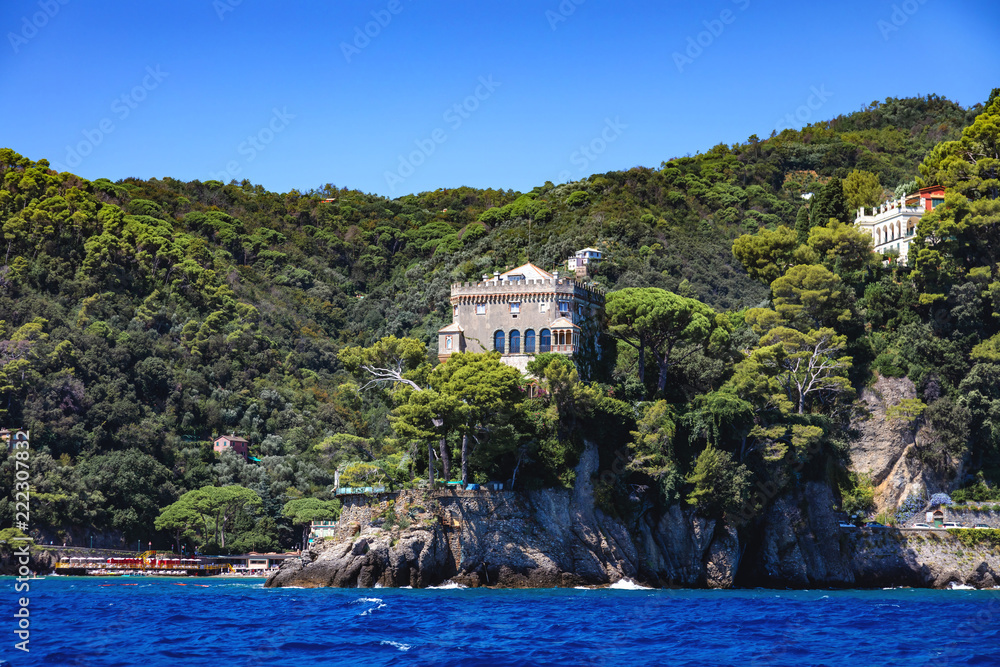 Portofino, Ligurie, Italie - vue d'une maison luxueuse sur la hauteur du port