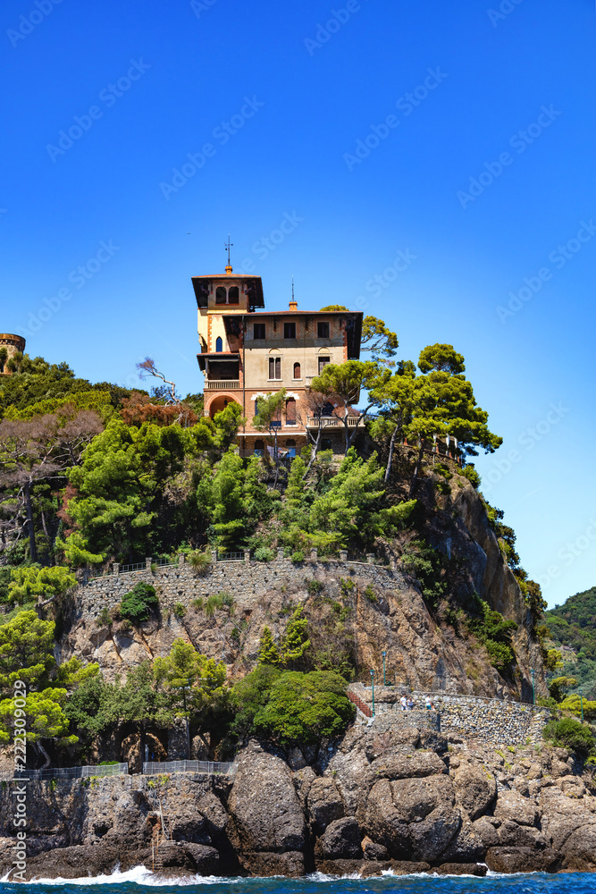 Fototapeta premium Portofino, Ligurie, Italie - vue d'une maison luxueuse sur la hauteur du port
