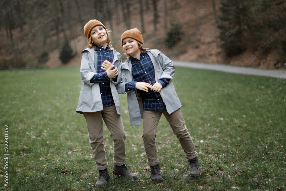 Fototapeta premium twins looking at the camera