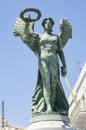 Denkmal für die die Toten des 1. Weltkrieges (Siegesgöttin Nike), Hermoupolis, Insel Syros, Griechenland photo