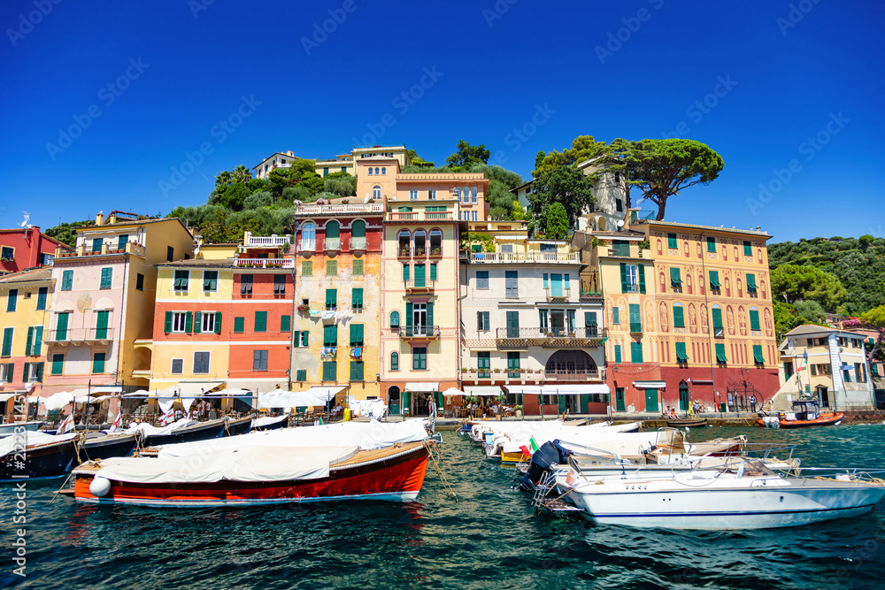 Portofino, Ligurie, Italie -  vue sur le port du village 