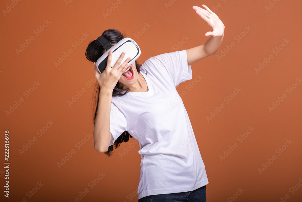 Obraz premium Woman wearing VR headset.