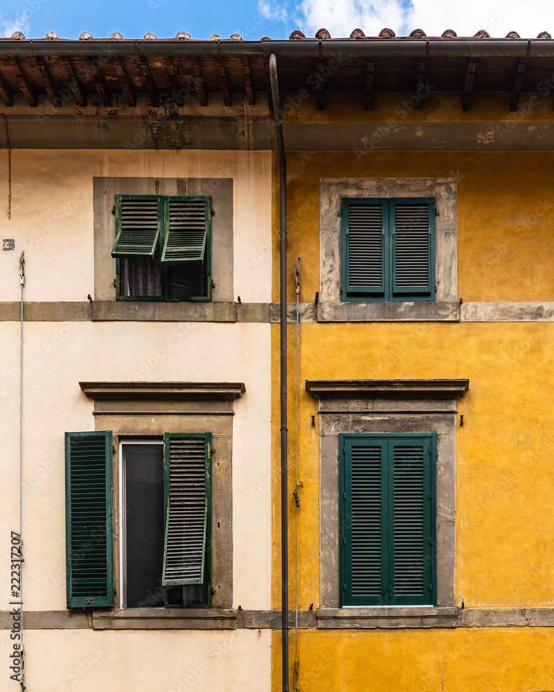 Simmetria di vecchie finestre su un palazzo toscano