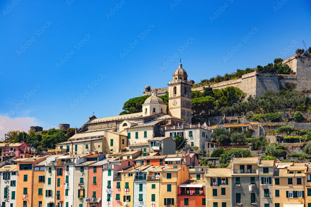 Portovenere, Cinque Terre, Ligurie, Italie -Panorama du port pittoresque et coloré de Porto Venere avec l'église San Lorenzo, le château Doria et l'église gothique de Saint-Pierre 