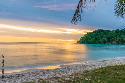 Obraz Zmierzch przy plażowym dennym niebem chmurnieje mrocznego czas