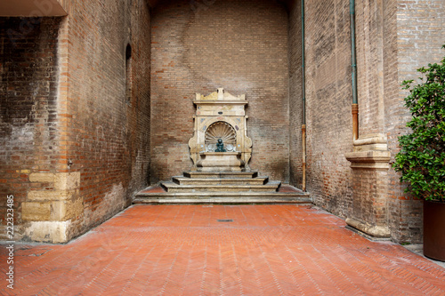 Photos Detailaufnahme des Gebäudes Palazzo dell'Arengo am Platz Piazza Cavour in Rimini