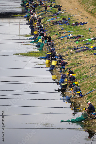 Pescatori lungo il fiume Arno a Firenze