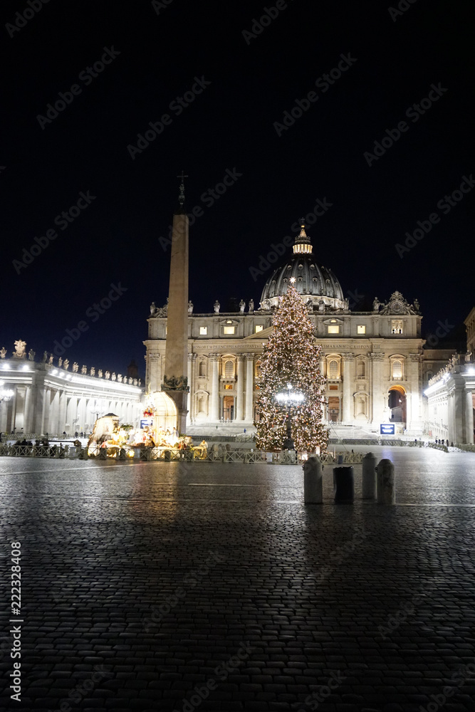 Piazza San Pietro e Basilica con albero di Natale, Roma