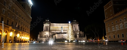 Foto Piazza Venezia con albero di natale Spelacchio, Roma