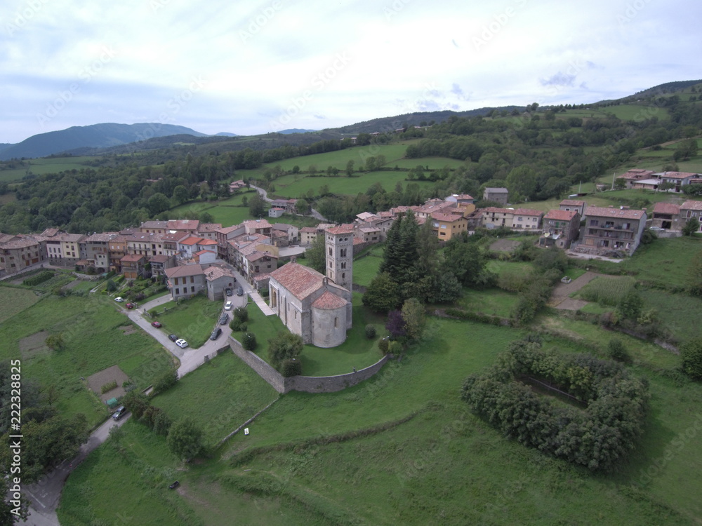 Naklejka premium Drone en Mollo. Fotografia aerea de pueblo de Gerona, Cataluña, España