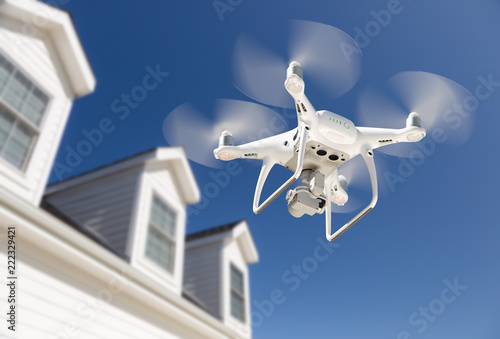 фотографія Drone Quadcopter Flying, Inspecting and Photographing House