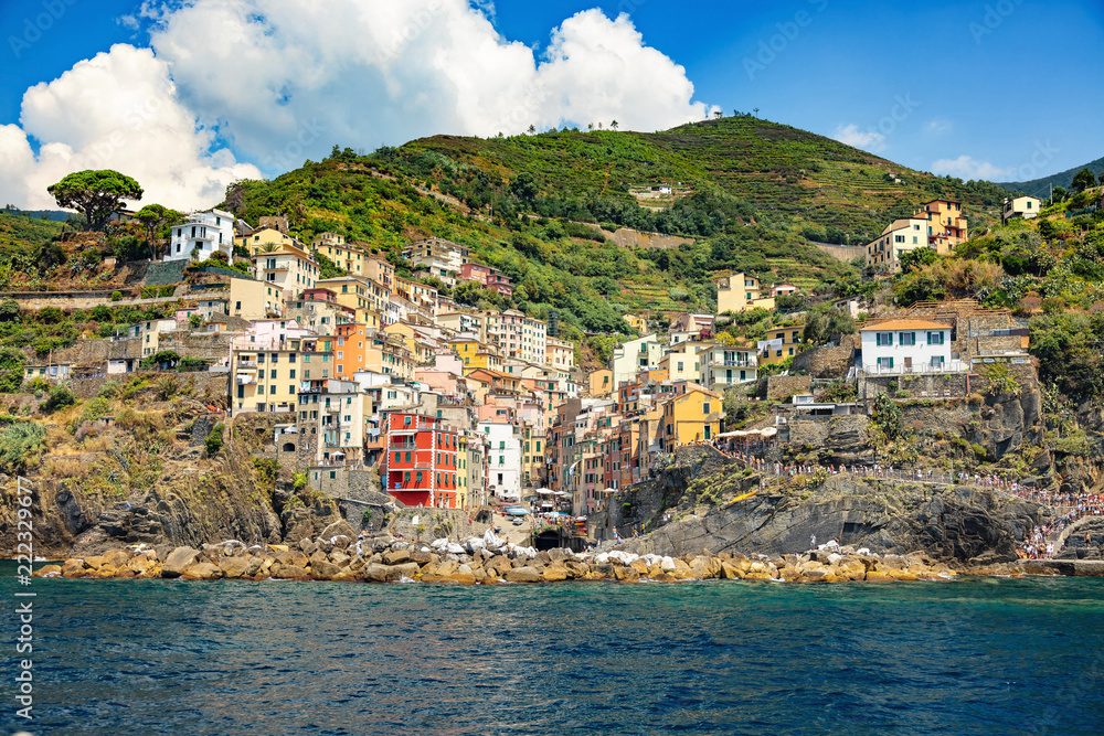 Riomaggiore, Cinque Terre, Ligurie, Italie - vue sur les maisons colorées et le port depuis la mer